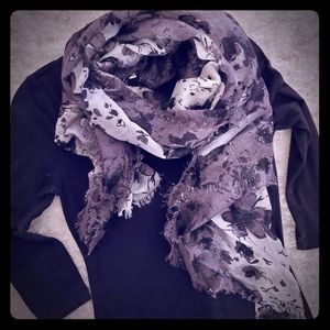 🌹4/$10 Black and grey floral scarf